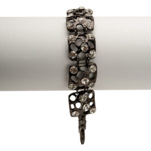 1793 B56031.71 Bracelet couleur hematite avec des carres troues et avec des cristaux.jpg